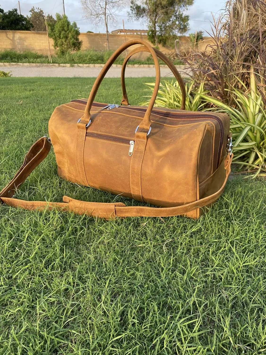 "Premium Leather Duffel Weekender Bag for Men & Women  Spacious, Durable & Stylish Travel Bag with Adjustable Shoulder Strap for Weekend Getaways & Short Trips (rustic long zi)